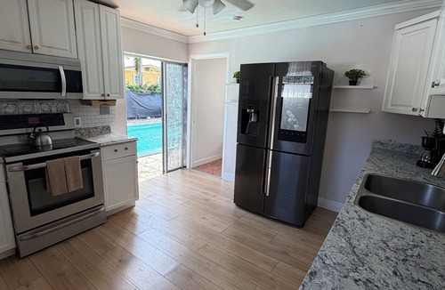 Ives Estates House | Cozy 1-bedroom suite in beautiful Miami with AC and pool