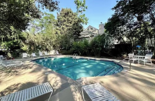 Hilton Head Island Condo | Cozy 1BD, 5 mins to the beach, no stairs!