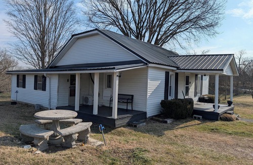 Chestnut Mound House | Cozy 2-bedroom house in peaceful Bloomington Springs with AC