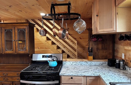 Salisbury Center Cabin | Cozy 2-bedroom off-grid cabin in charming, picturesque Newport