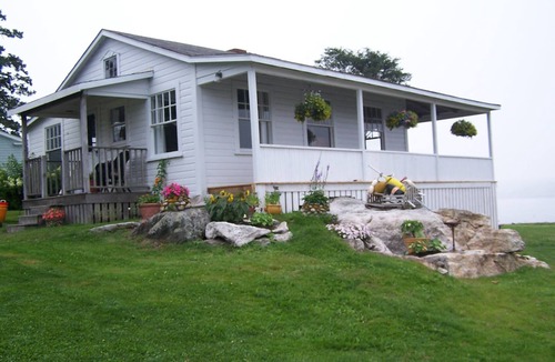 Boothbay Harbor Cottage | Cozy 2-bedroom cottage located in the heart of inner Boothbay Harbor.