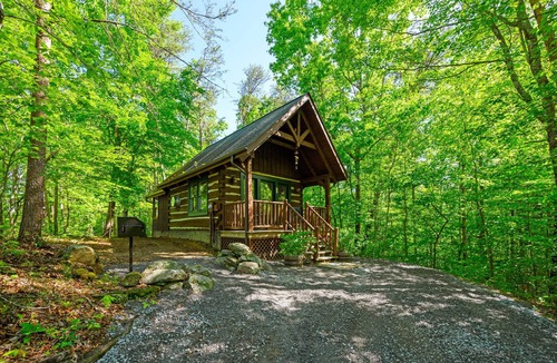 Sevierville Cabin | Cozy 2BR cabin in Wears Valley - your perfect mountain retreat with Hot tub!