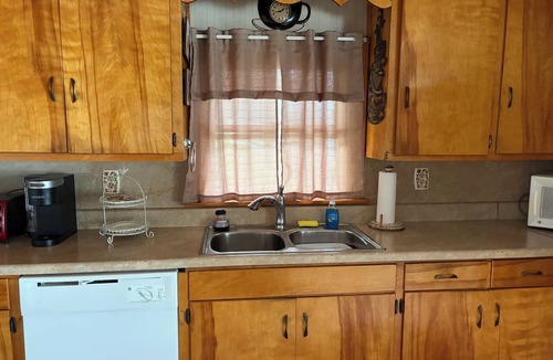 Claremont House | Cozy 3 Bedroom House Located on Lake Lookout