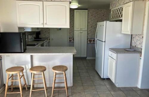 Caine Woods House | Cozy beach house with private deck outdoor shower & easy walk to the ocean