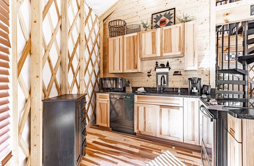 Pigeon Forge Cabin | Cozy Blue-Beary great f/couples or small family, Huge Deck w/Privte Hot Tub