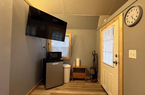 Wittenburg Cabin | Cozy cabin with 1 bed, Heat&AC in charming Granite Falls -no shower