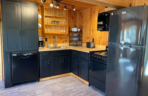 Franklin County Cabin | Cozy Cabin with gorgeous Mtn Views! 1 mi to Flaggstaff Lake! Hike, boat & swim