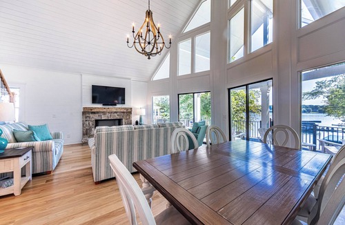 Eatonton House | Cozy Cottage at Lake Oconee Walk-Out Patio Scenic Porch Sleeps 8
