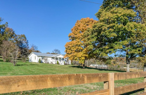 Franklin House | Cozy Cottage located in Franklin, TN on a 6 Acre Mini Farm