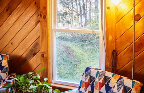 Livingston Manor Cottage | Cozy Cottage with Pool+Jacuzzi+Sauna+Fire Pit and Reading Nook!
