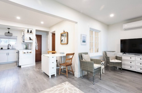 Millhaven Cottage | Cozy Cottage with all the amenities on Lake Ontario
