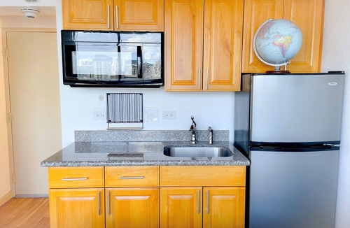 Waikiki Condo | Cozy Hawaiian Monarch Condo by RedAwning