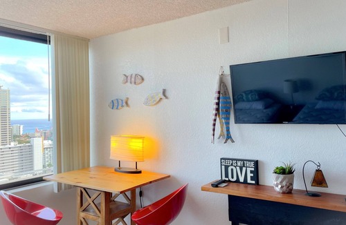Waikiki Condo | Cozy Hawaiian Monarch Condo by RedAwning