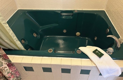 Somerset County Hotel | Cozy Hotel Room with 2 queen beds Jacuzzi Tub in The Forks on The Kennebec River