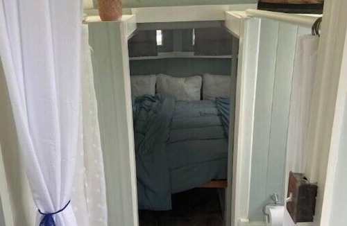Kealakekua Bed & Breakfast | Cozy jungle boat hideaway with stunning ocean view