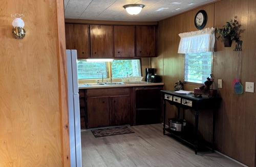 Sidney House | Cozy Messalonskee Lake Cabin – Dock, Kayaks & Family‑Friendly, Sleeps 5
