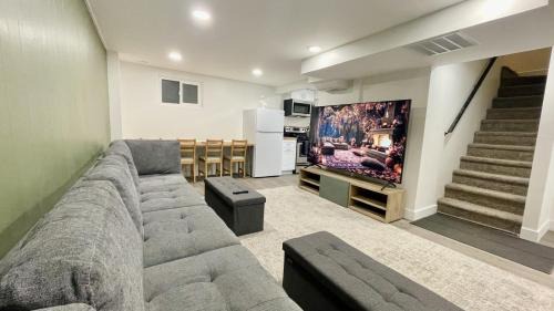 South Salt Lake House | Cozy Modern 2BR in Millcreek Tempurpedic Beds 83 inch 4k TV 10 Min to SLC Mountains