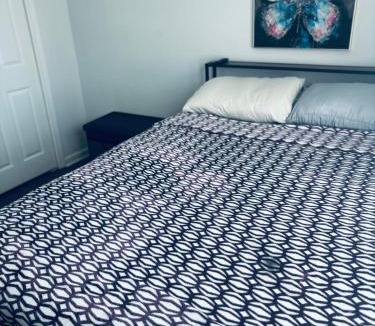 Pittsburgh House | Cozy Private Room 6 on Fletcher Street with Shared Bathroom