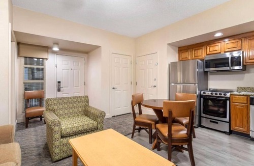 Pittman Center Hotel | Cozy Smoky Cabin w/Jacuzzi, Heated Pool, Games & Volleyball Court l 2 Rooms