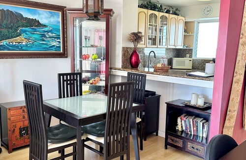 McCully - Moiliili Condo | Cozy Spacious 2Bedroom 1 Bathroom, close to BEACH and FREE Parking!