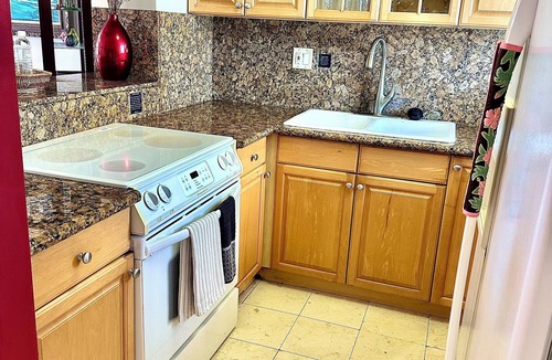 McCully - Moiliili Condo | Cozy Spacious 2Bedroom 1 Bathroom, close to BEACH and FREE Parking!