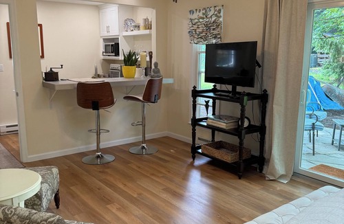 Town of Clermont Apartment | Cozy Studio in wonderful Germantown, Peaceful and Quiet