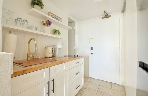 McCully - Moiliili Condo | Cozy Waikiki 30FL Luxury Condo with Majestic Ocean Viewerful Honolulu