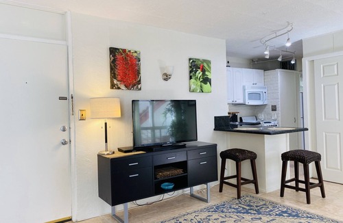 Waikiki Apartment | Cozy Waikiki Locality-5 minute walk to the beach! AC Wifi