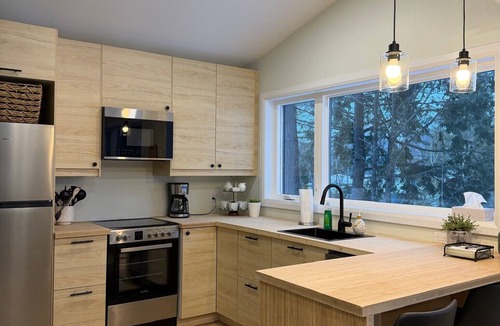 Seeleys Bay Cottage | Cozy waterfront 2-bedroom cottage in peaceful Seeley's Bay with AC