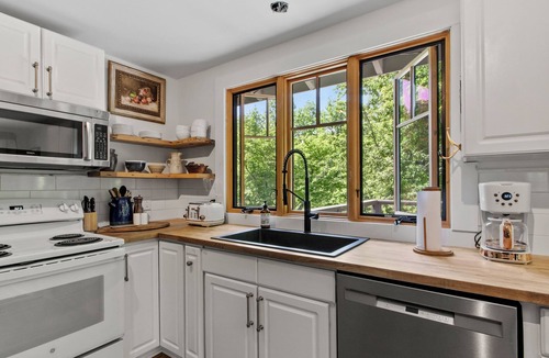 Burnsville House | Cozy, whole house in peaceful Burnsville/Celo, under the Black Mountain Range.