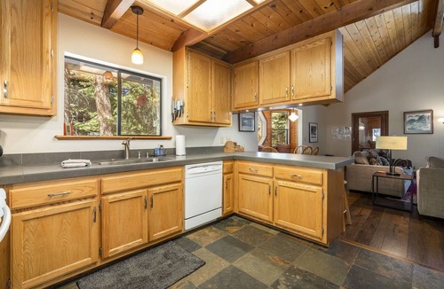 Truckee Cabin | Creekside Cabin - Beautiful Dog Friendly Cabin in TD, Hiking and Biking Access