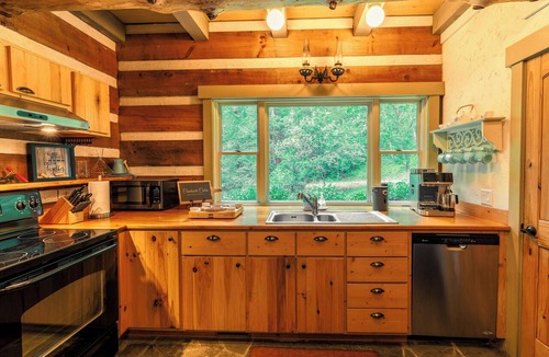 Ferguson Cabin | Creekside Cabin - Romantic Couples Getaway!