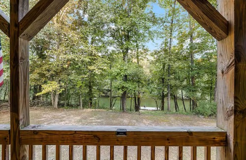 Morris Chapel Cabin | Creekside Cabin w/Boat Ramp, Fire Pits & Outdoor Theater – Sleeps 6