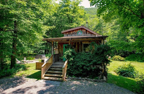 Lanesville Cabin | Creekside Cabin with Hot Tub & Wood-Burning Stove