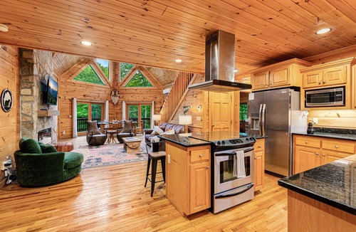Beech Mountain Cabin | Creekside Log Cabin with Hot Tub & Arcade Games