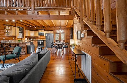 Wears Valley Cabin | Creekside Log Cabin with Hot Tub in Smoky Mountain. Easy access no steep hill.