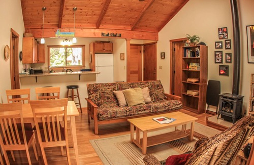 Volcano Cottage | Cute, spacious rainforest cottage close to HVNP