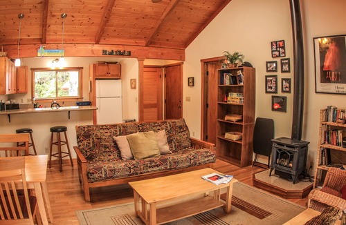 Volcano Cottage | Cute, spacious rainforest cottage close to HVNP