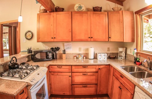 Volcano Cottage | Cute, spacious rainforest cottage close to HVNP