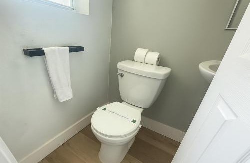 North Beach Apartment | Dania Beach 1BR | Near Ocean + Parking