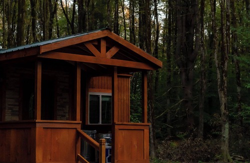 Durhamville Cabin | Delightful 1 Bedroom Glamping cabin in Camden awaits you - Shared Bathroom cabin