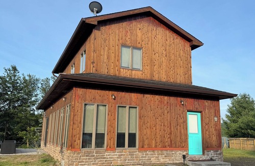 Kauneonga Lake House | Delightful 2 bedroom house with AC in Kauneonga Lake. Lake front property