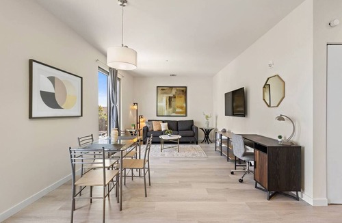Newark Apartment | Deluxe 2BR ! Free Parking ! 30 min to NYC !