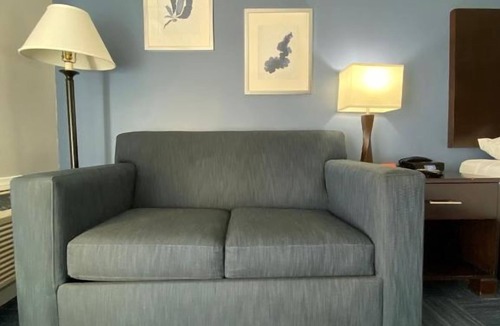 Old Towne Hotel | Deluxe King Room with Balcony, Free Breakfast and Parking Near Seal Beach Pier