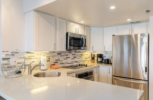 Waikiki Apartment | Deluxe Waikiki Ocean Front Suite - Ilikai