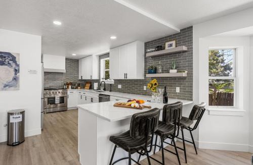 Cottonwood Heights House | Designer home 20 mins to Skiing & SLC Downtown