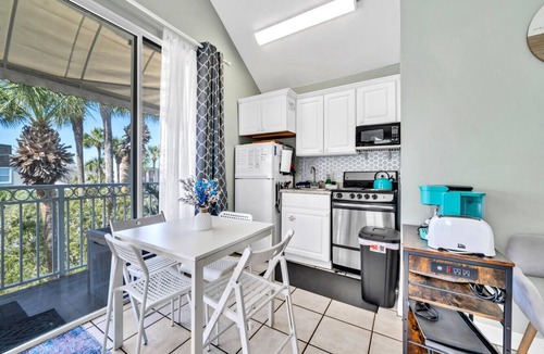 Crystal Beach Cottage | Destin Crystal Beachside Bungalow~Steps to Beach & Pool~Prime location
