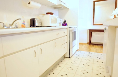 Waikiki Apartment | Diamond Head & Ocean View - Free Parking - Walk to the beach.