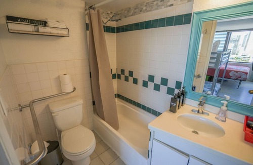 McCully - Moiliili Apartment | Diamond Ocean And Canal View Affordable Great Value