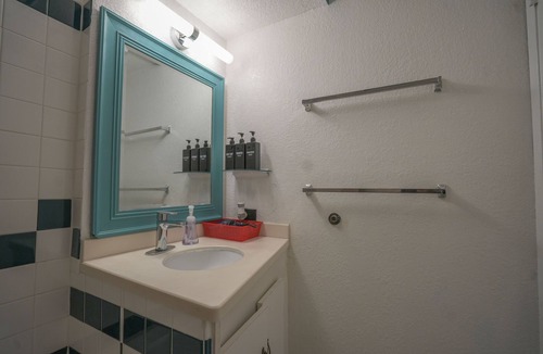 McCully - Moiliili Apartment | Diamond Ocean And Canal View Affordable Great Value